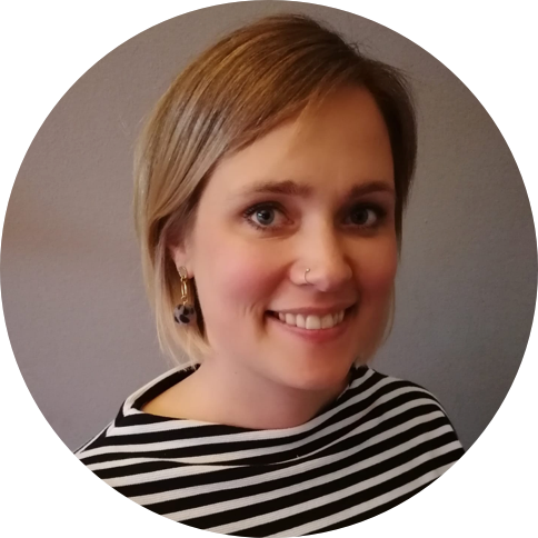 Foto von Susanne Friedrich. Schaut zur Kamera und lächelt.